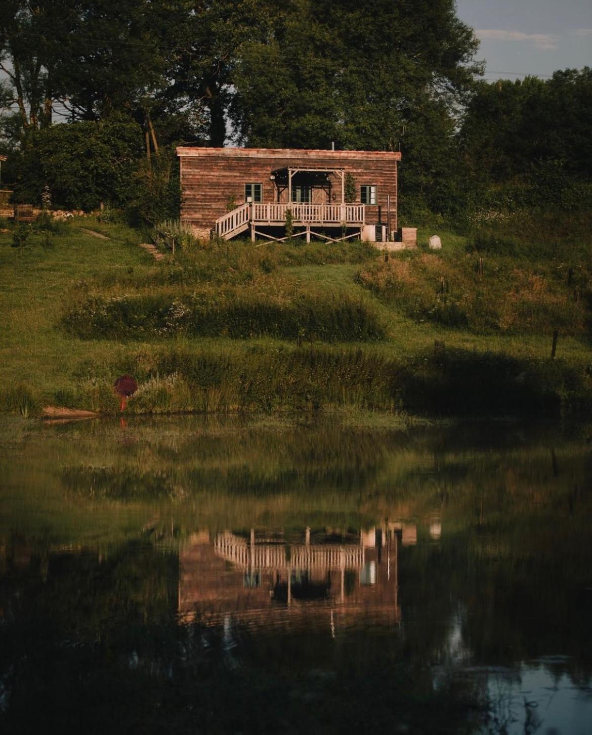 La Ferme Du Pont De Maumy, Cabane Au Bord De L'Etang Et Bain Nordique Busserolles Exterior photo